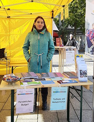 Mitarbeiterin der EUTB am Infostand