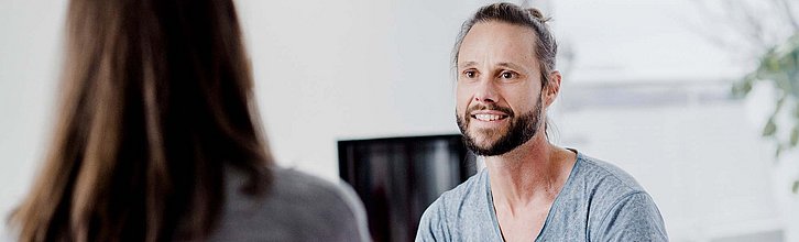 Zwei Personen im Gespräch miteinander