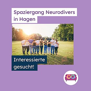 Auf einer Wiese steht eine Gruppe junger Menschen nebeneinander, sie haben die arme um die Schultern der Nebenpersonen gelegt.die