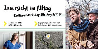 Ein älterer Vater und sein erwahsener Sohn halten einander fest und lachen herzlich. Eine junge Frau steht lachend am Fenster.