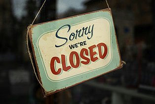 Ein Blechschild mit dem Text: Sorry we´re closed"