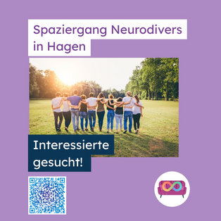Auf einer Wiese steht eine Gruppe junger Menschen nebeneinander, sie haben die arme um die Schultern der Nebenpersonen gelegt.die